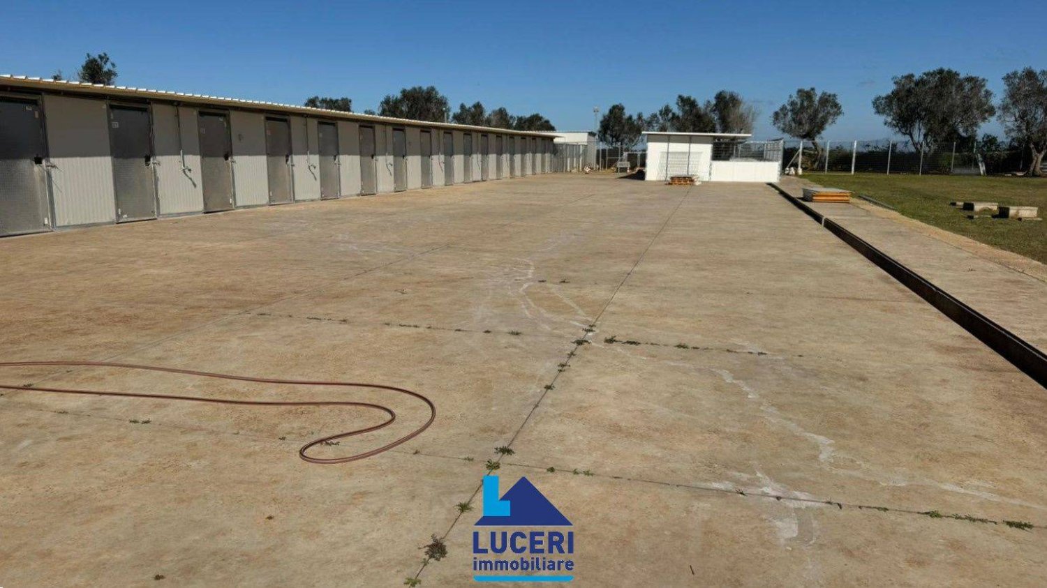 690m² Warehouse in Soleto, Italy No. 299995