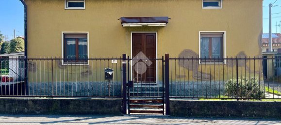 4-salle Villa à Presezzo, Italy No. 2457 3