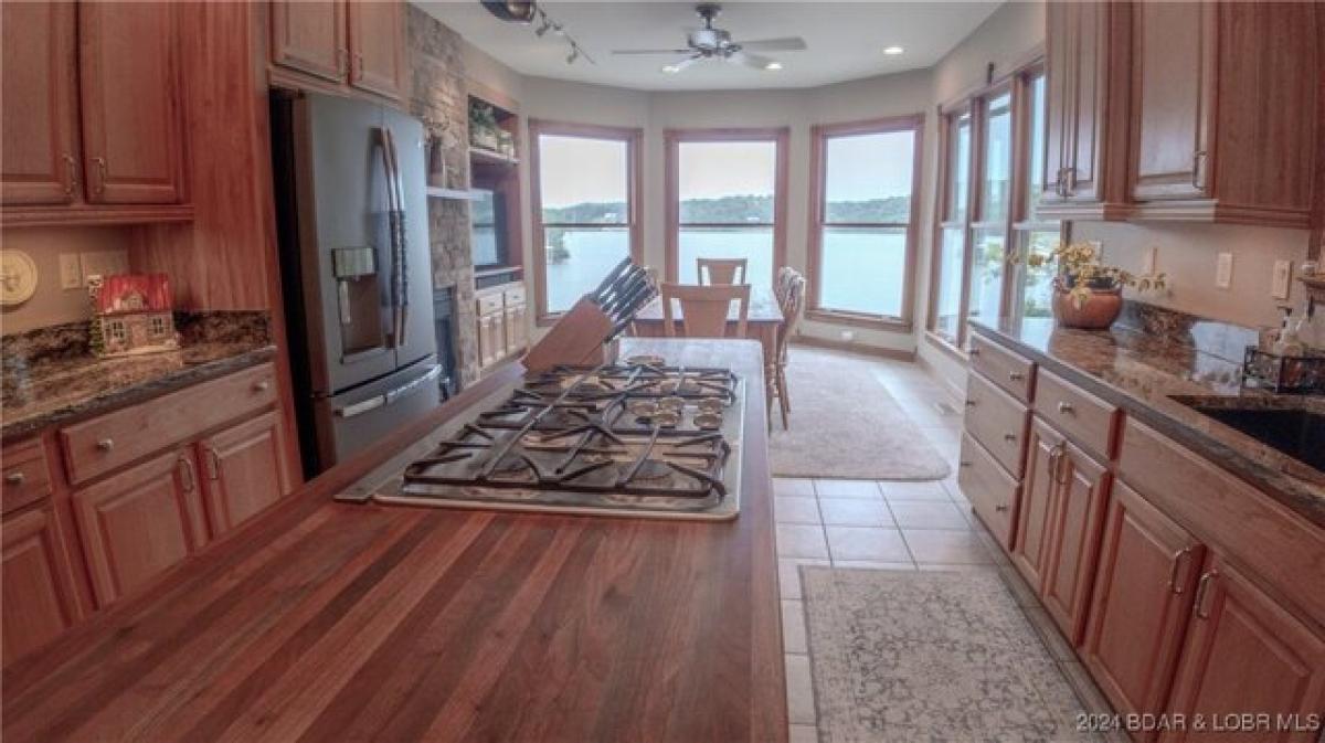 7 bedrooms House in Sunrise Beach, USA No. 425085