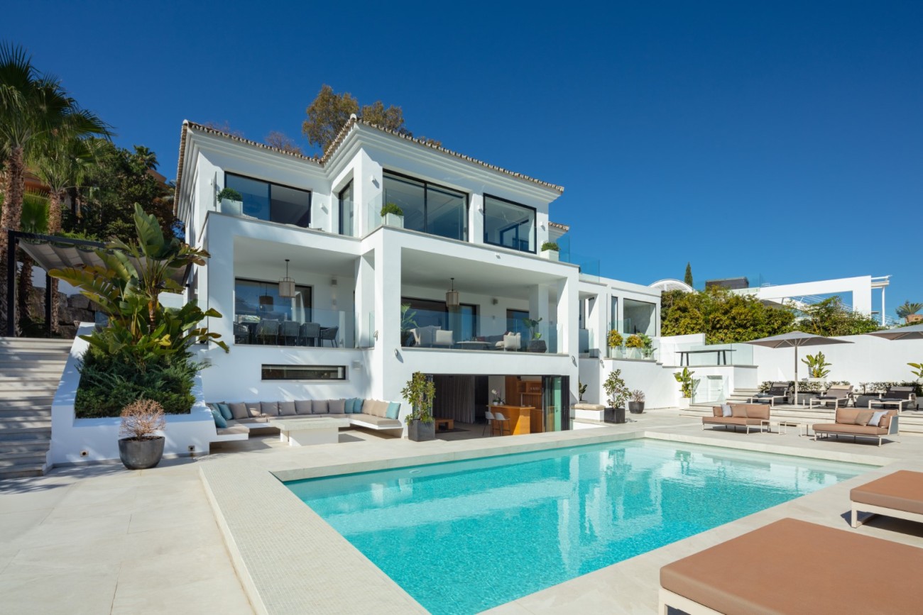 5 bedrooms Villa in Marbella, Spain No. 95221