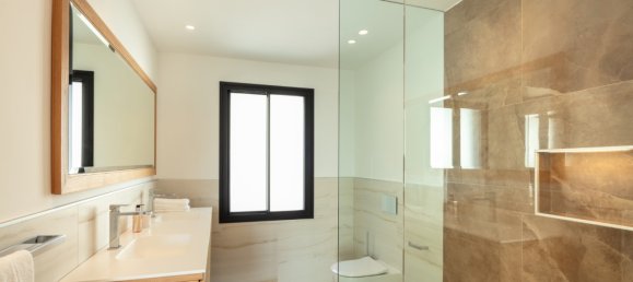 5 bedrooms Villa in Marbella, Spain No. 95221 8