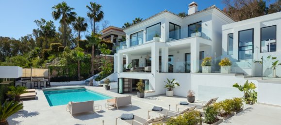 5 bedrooms Villa in Marbella, Spain No. 95221 3
