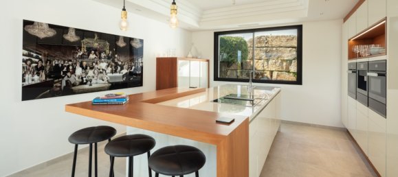 5 bedrooms Villa in Marbella, Spain No. 95221 11