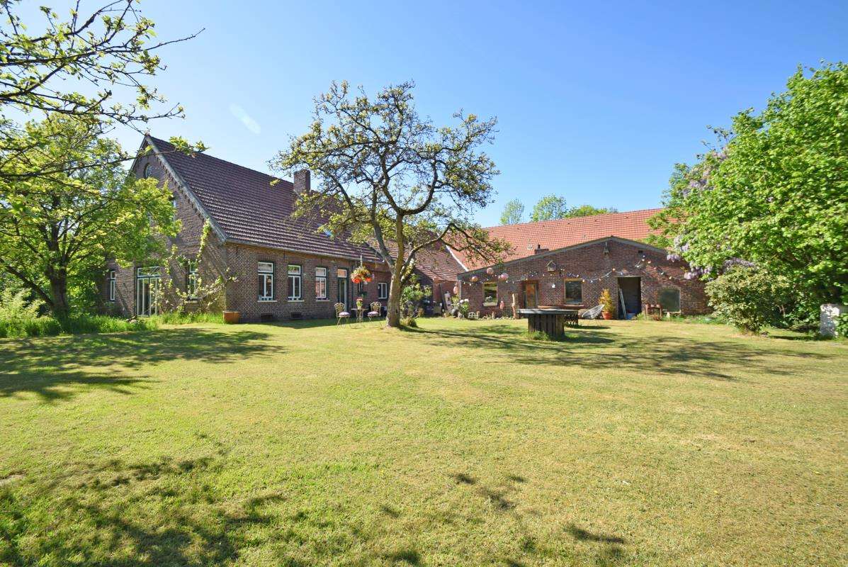 Casa de 5 habitaciónes en Friesland, Germany No. 274049