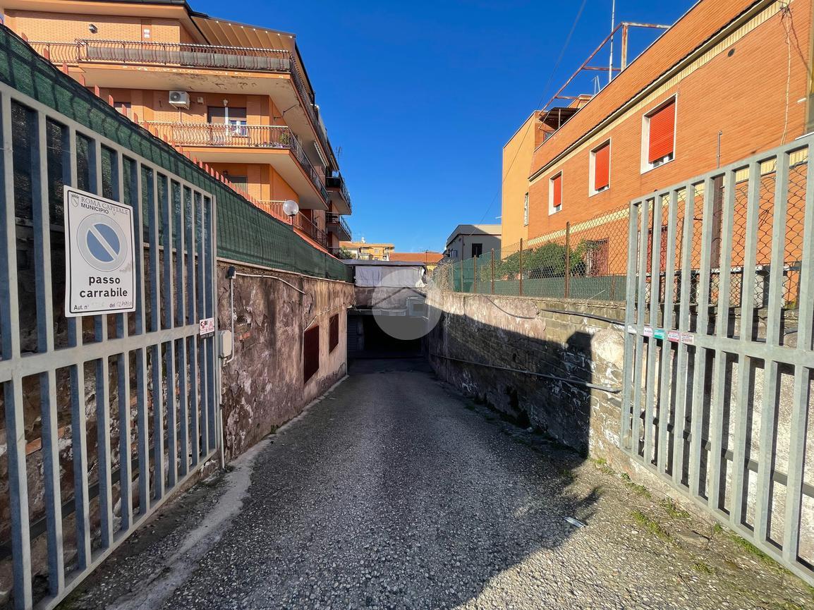 1 room Garage in Rome, Italy No. 19818