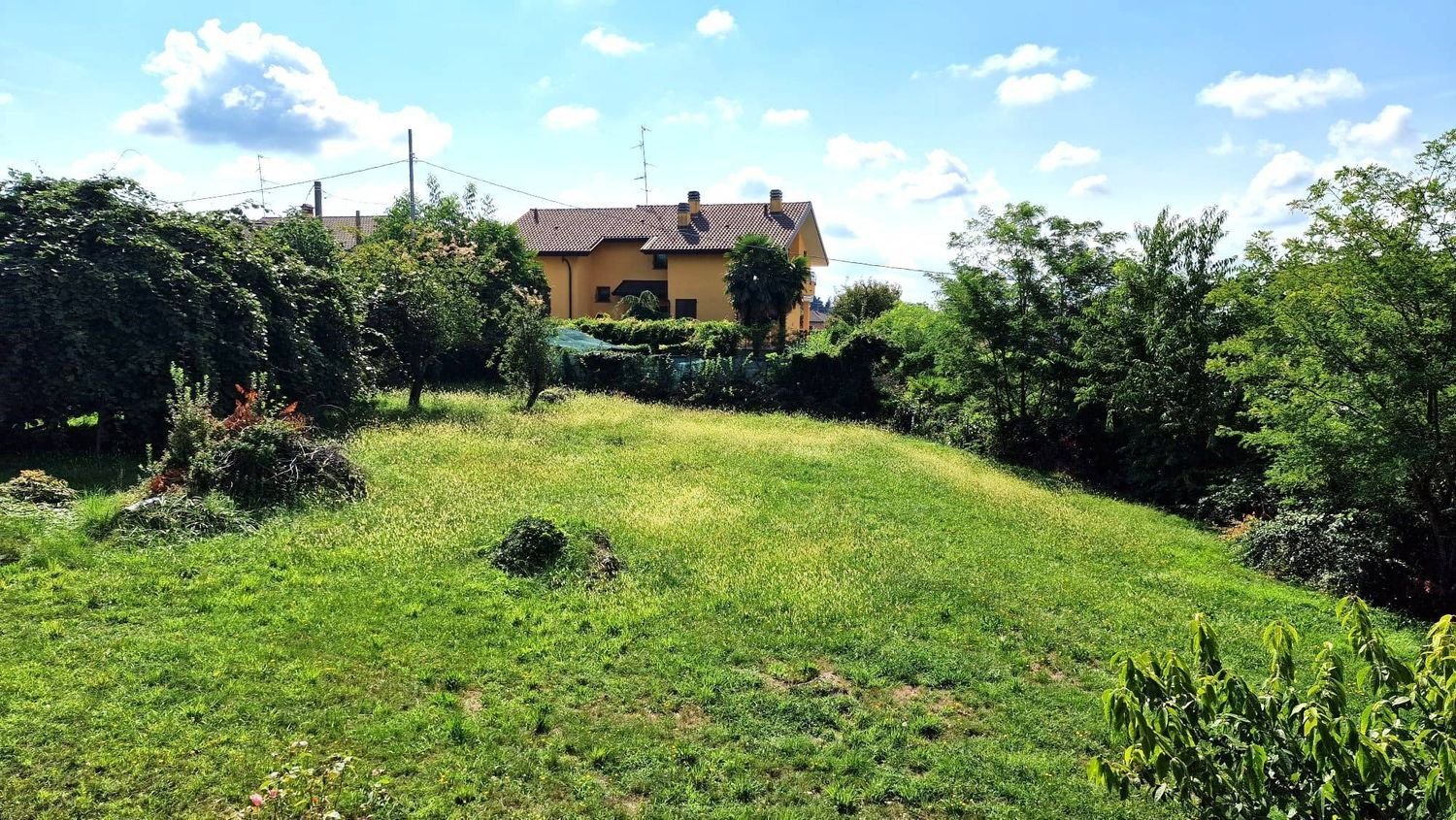  قطعة أرض في Tradate, Italy 1500متر مربع رقم 387112