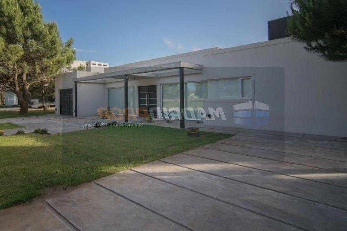 Casa de 4 dormitorios en Mar del Plata, Argentina No. 85908