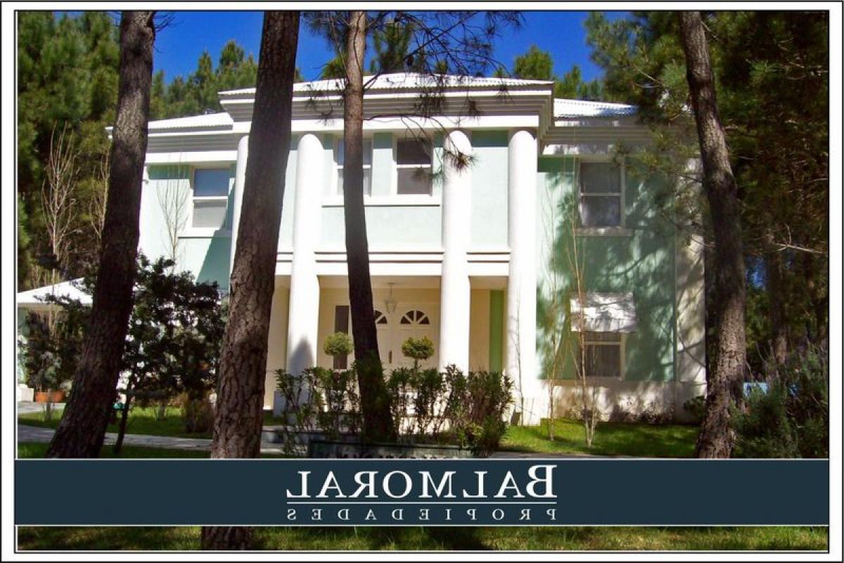 4 bedrooms House in Mar del Plata, Argentina No. 89171