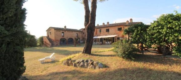 9 bedrooms House in Siena, Italy No. 196607 2