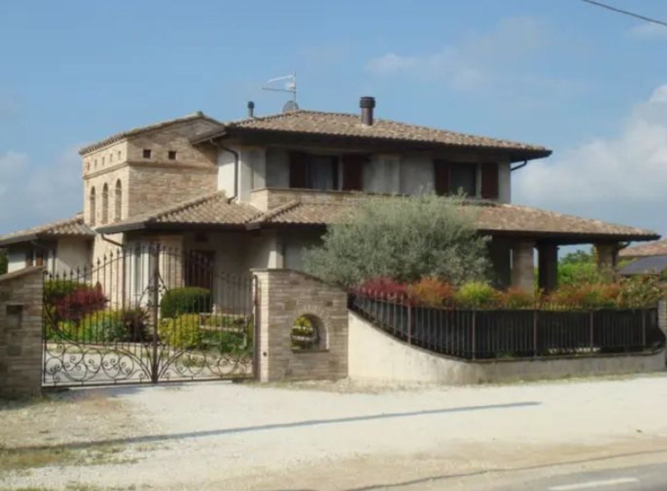 10 rooms House in Bastia Umbra, Italy No. 46636