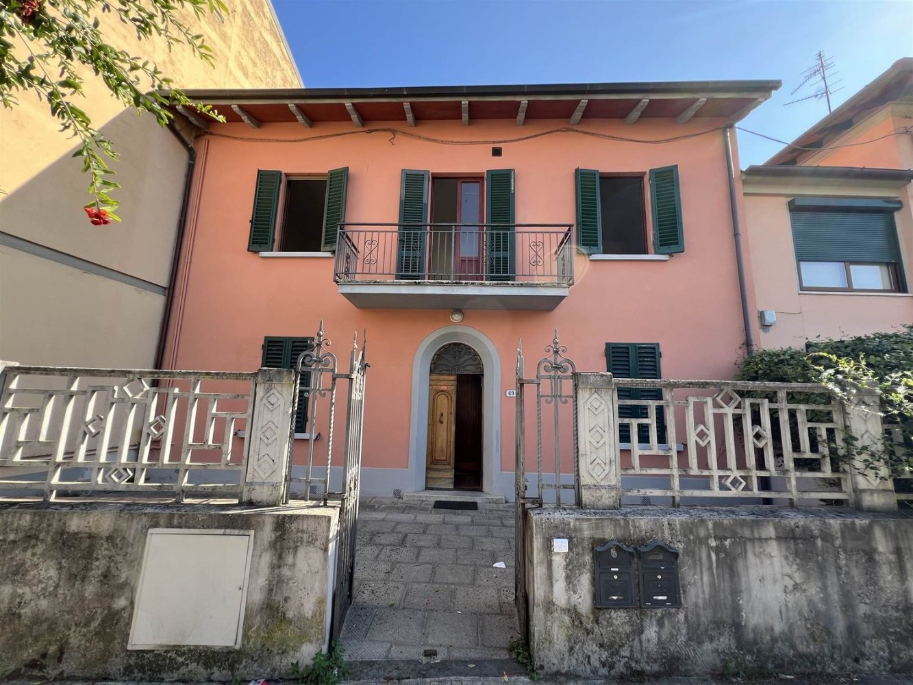 12 bedrooms House in Pistoia, Italy No. 339576