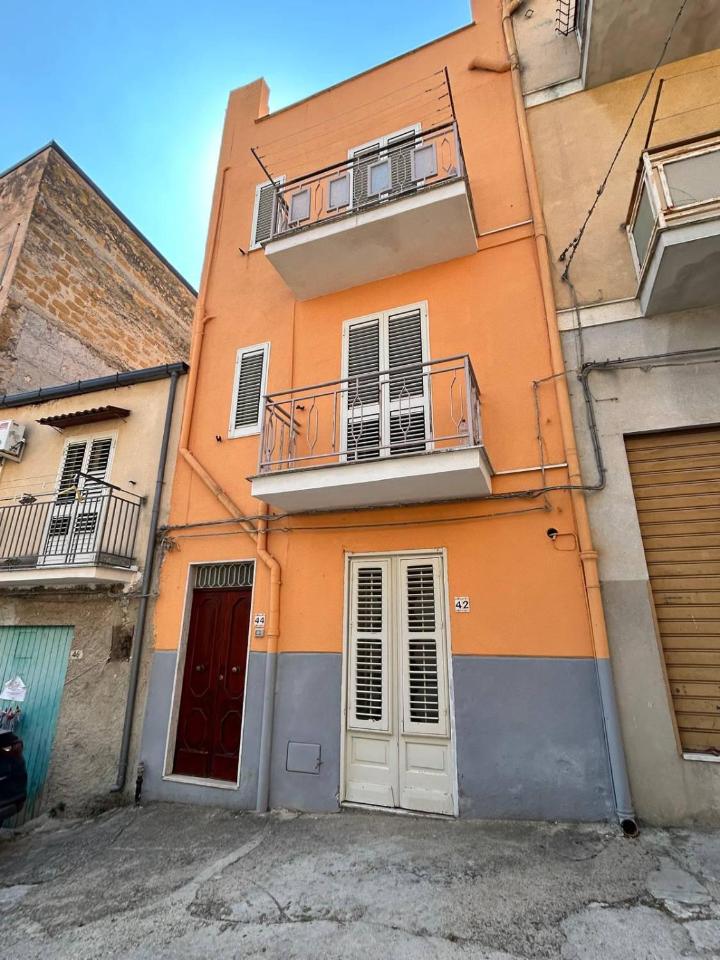 3 rooms House in Aragona, Italy No. 24767