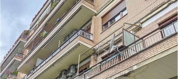 3 rooms Apartment in Rome, Italy No. 30396 2