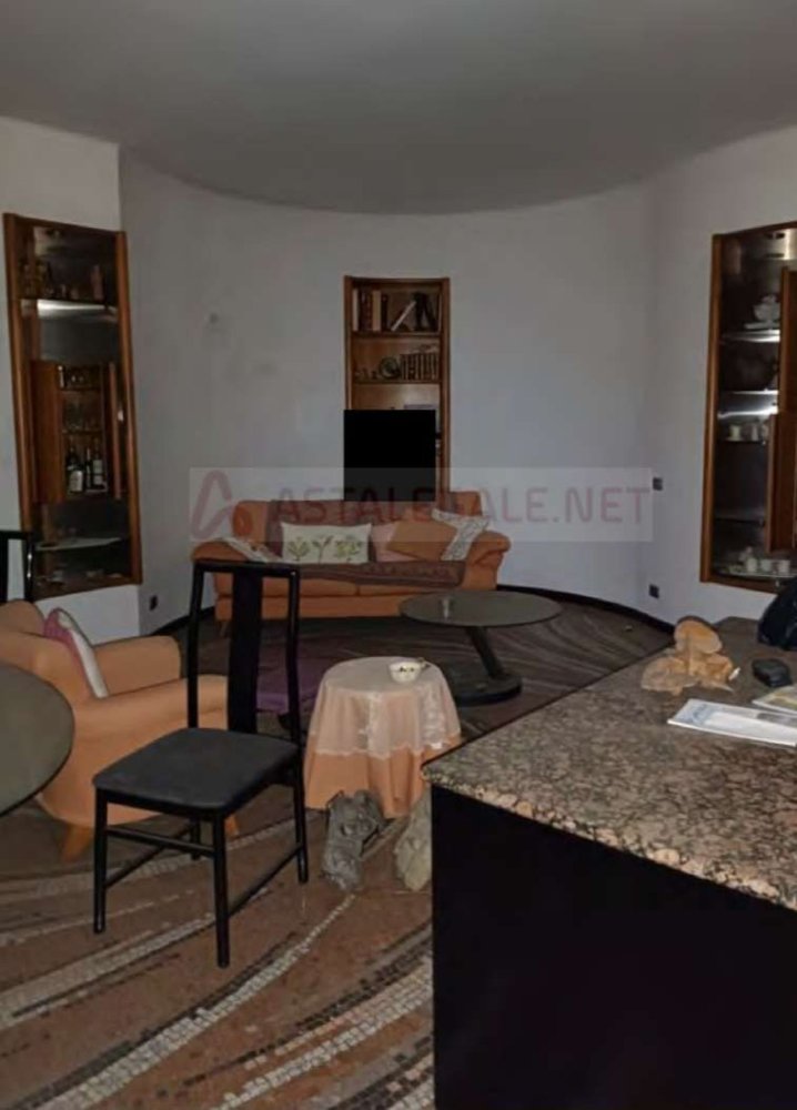 4 bedrooms Apartment in Monza, Italy No. 373793