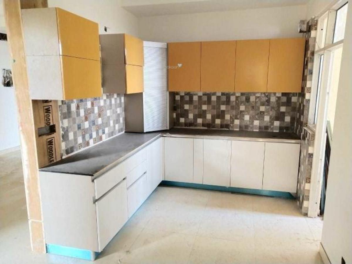 Casa de 3 dormitorios en Noida, India No. 18152