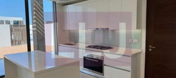 4 bedrooms Villa in Abu Dhabi, UAE No. 54371 6