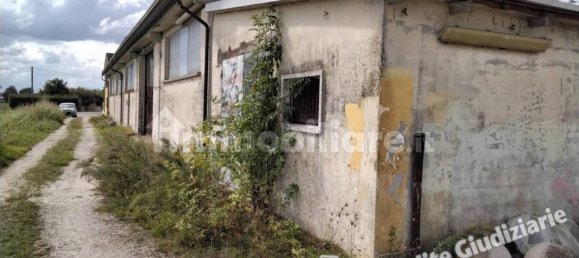 733m² Building in Guastalla, Italy No. 332646 5