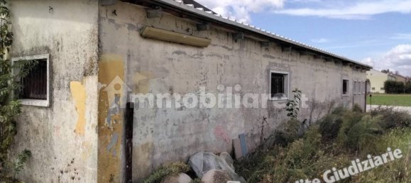 733m² Building in Guastalla, Italy No. 332646 3