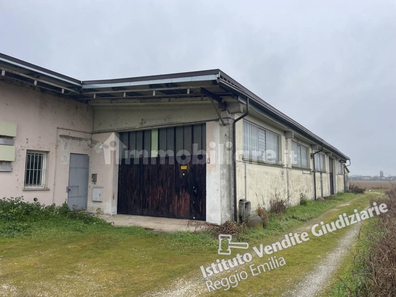 733m² Building in Guastalla, Italy No. 332646