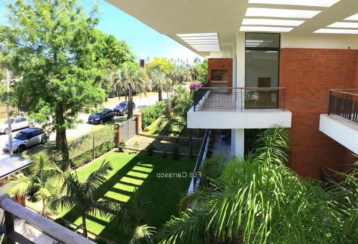 Apartamento de 3 dormitorios en Montevideo, Uruguay No. 9457