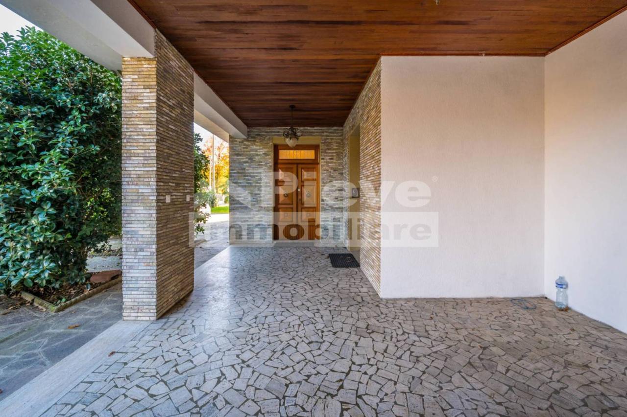 6 rooms Apartment in Cento, Italy No. 26372