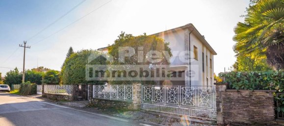 6 rooms Apartment in Cento, Italy No. 26372 2