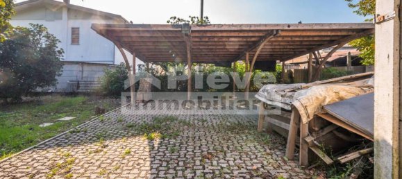 6 rooms Apartment in Cento, Italy No. 26372 8