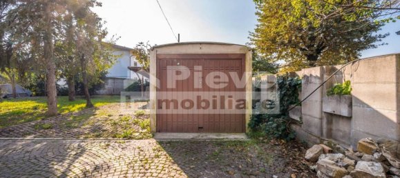 6 rooms Apartment in Cento, Italy No. 26372 40