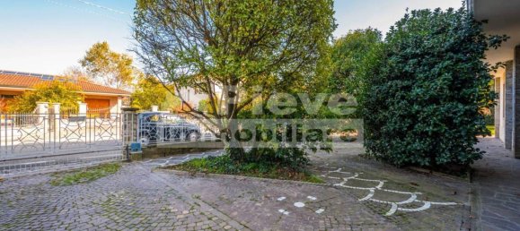 6 rooms Apartment in Cento, Italy No. 26372 4