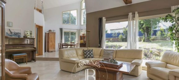 6 bedrooms House in Igny, France No. 180738 3