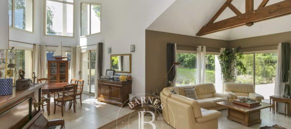 6 bedrooms House in Igny, France No. 180738 2