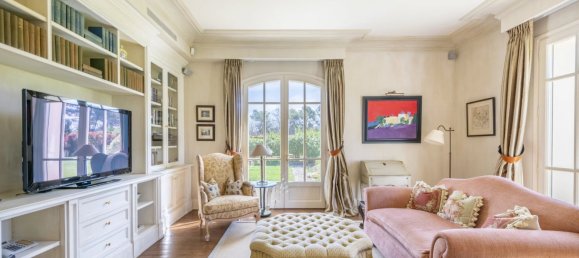 9 bedrooms Villa in Mougins, France No. 1685 11