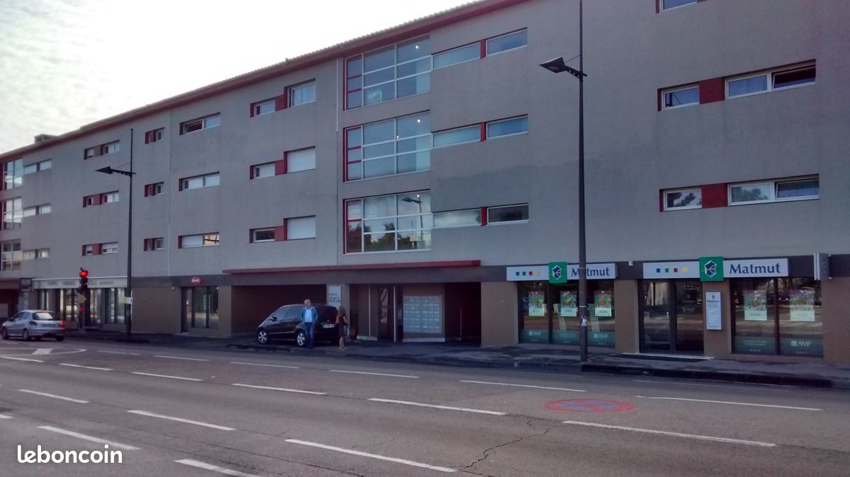Garage in Le Pontet, France, Nr. 350507