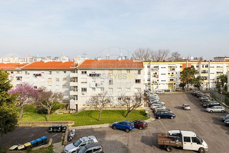 3 bedrooms Apartment in Lisbon, Portugal No. 169645