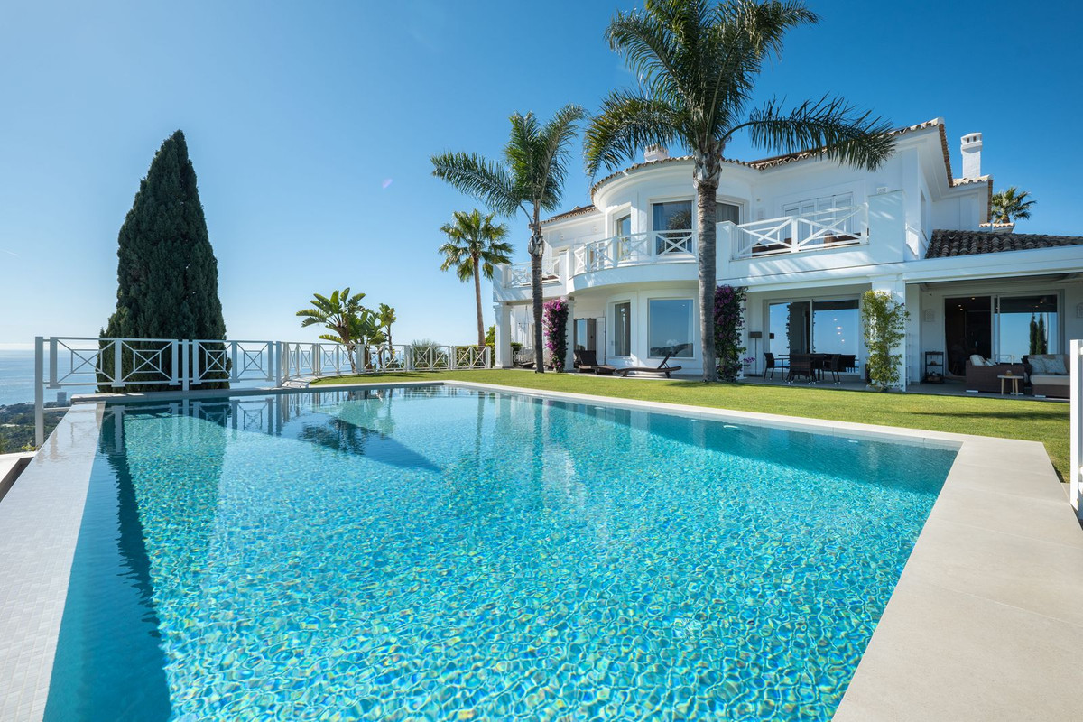 6 bedrooms Villa in Marbella, Spain No. 61263