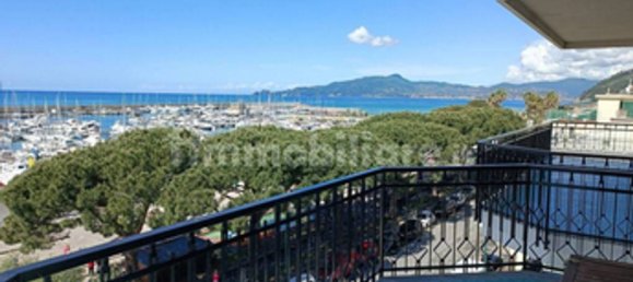 Квартира с 3 спальнями в Кьявари, Италия № 120912 8