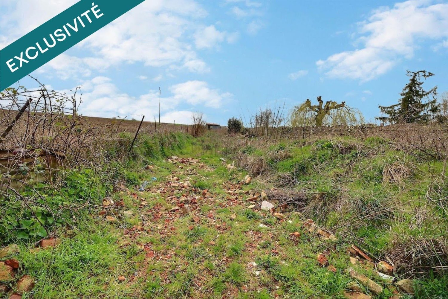 634m² Land in Solesmes, France No. 74986