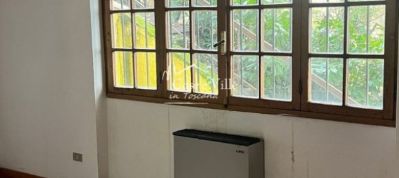 3 bedrooms House in Prato, Italy No. 352977 3