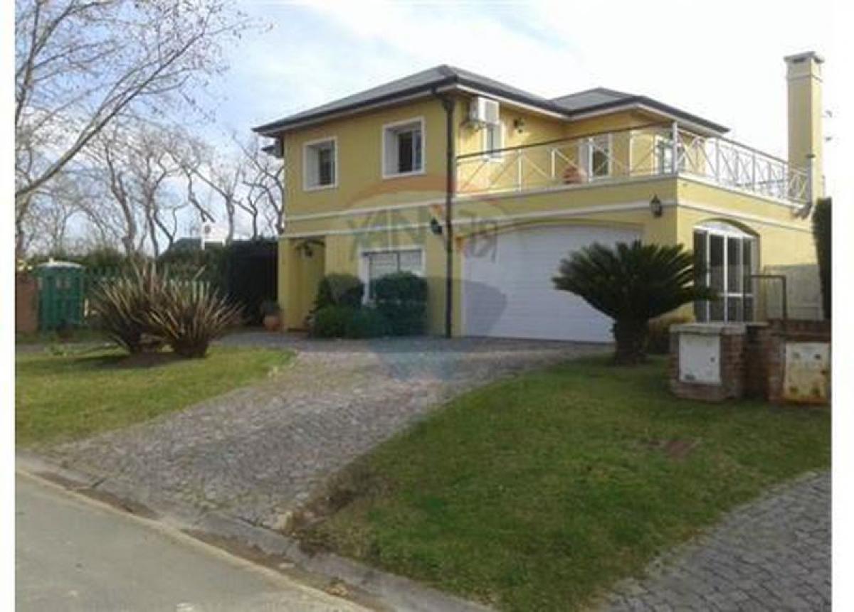 4 bedrooms House in Berazategui, Argentina No. 57919