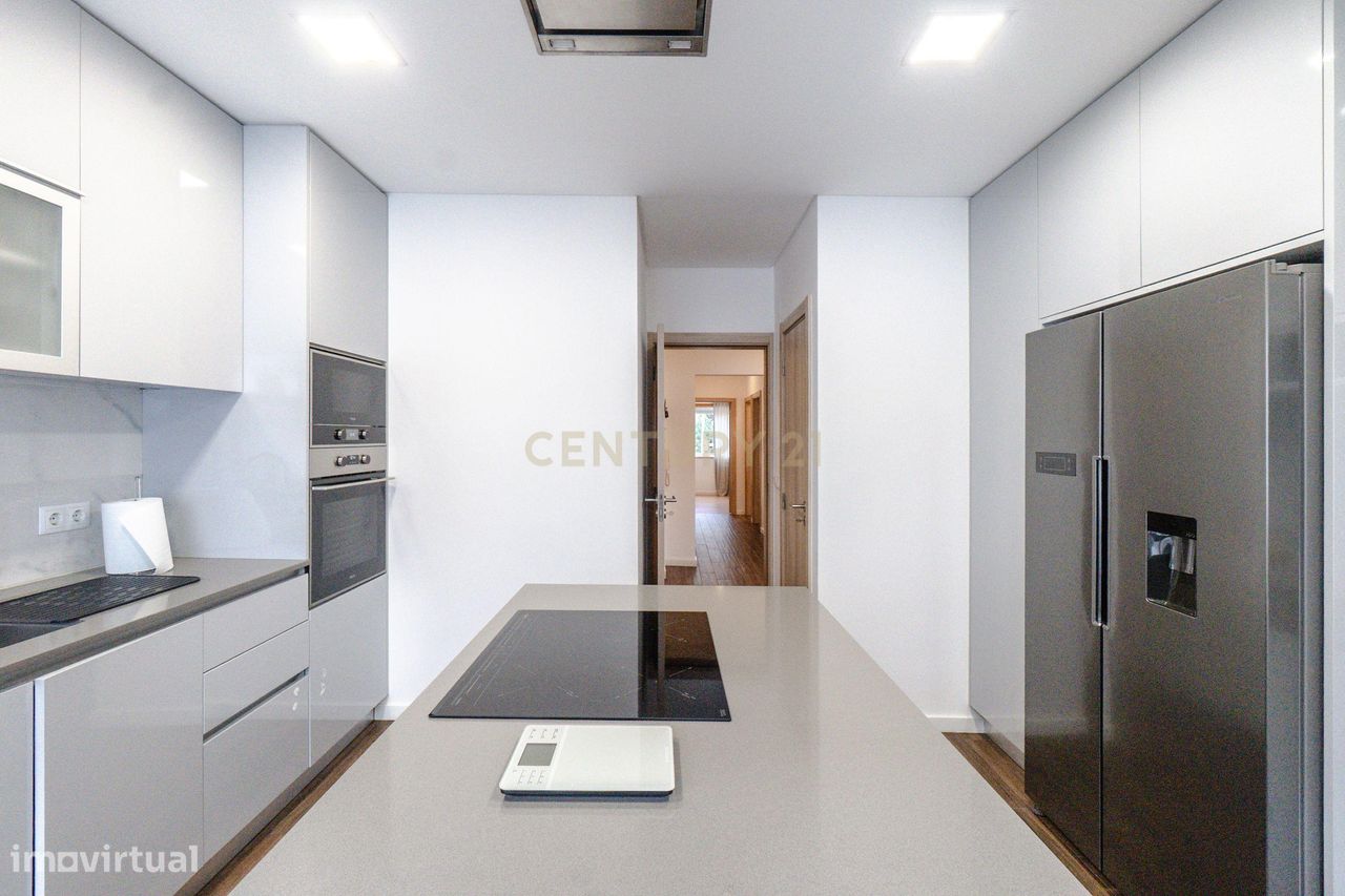 3 bedrooms Apartment in Rio de Mouro, Portugal No. 215867