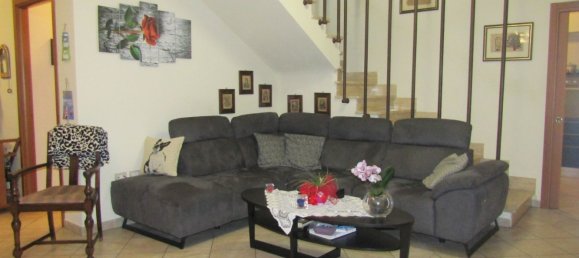 6 rooms House in Carrara, Italy No. 48145 2