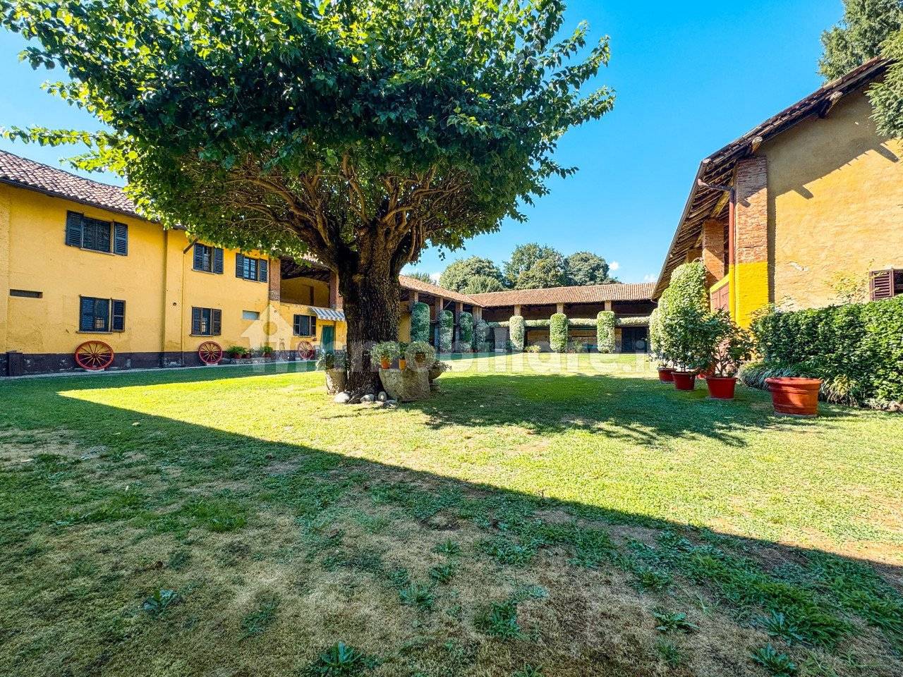 Villa de 10 dormitorios en Lonate Pozzolo, Italy No. 383289