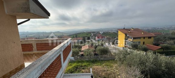 Casa de 4 dormitorios en Ancarano, Italy No. 174554 23