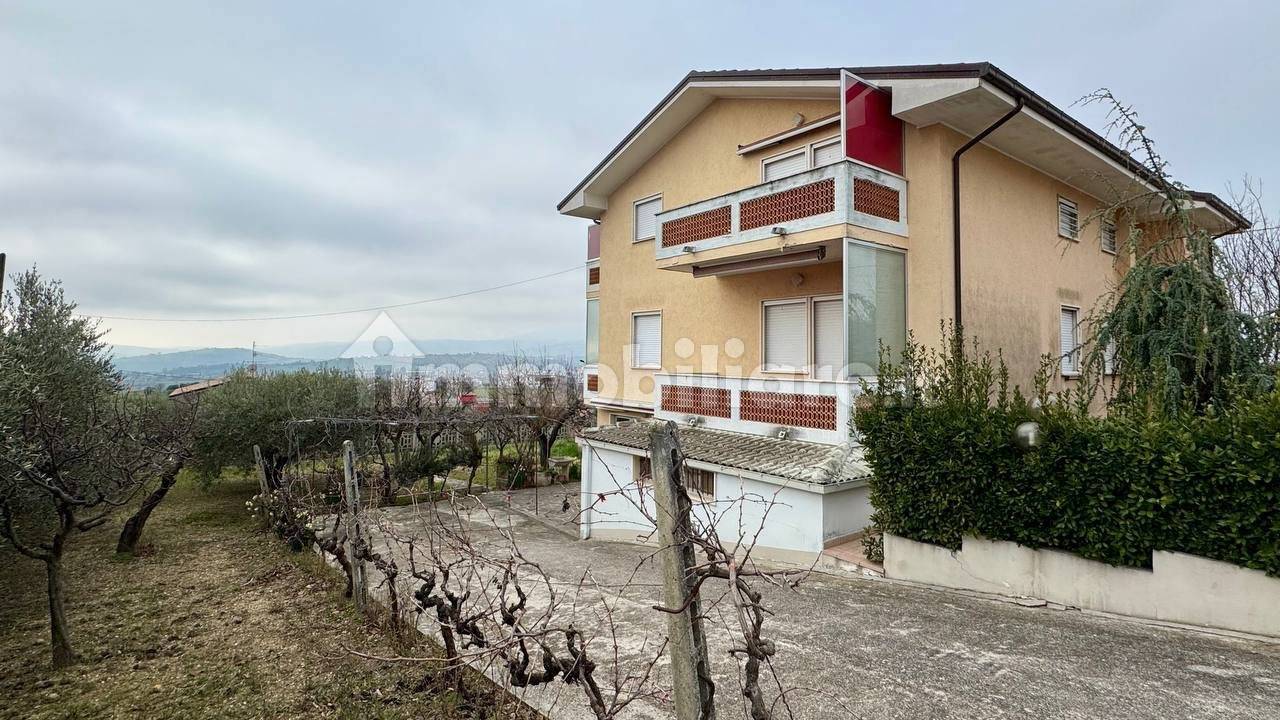 Casa de 4 dormitorios en Ancarano, Italy No. 174554