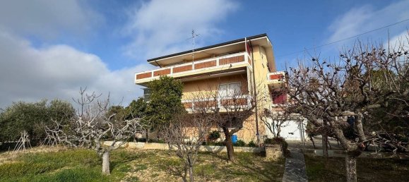 Casa de 4 dormitorios en Ancarano, Italy No. 174554 4