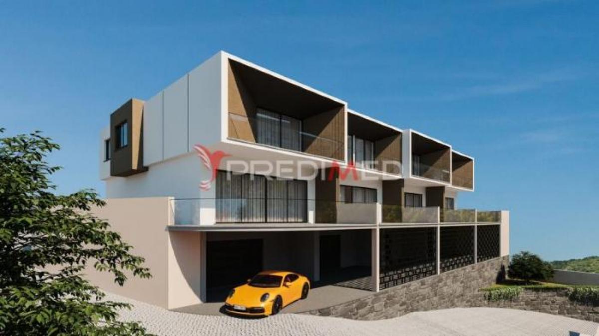 Дом с 3 спальнями в Фуншал, Португалия № 716