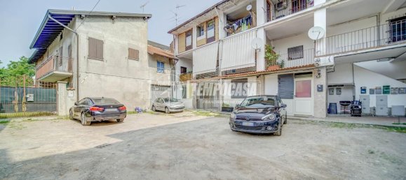 3 rooms Apartment in Cairate, Italy No. 11607 24