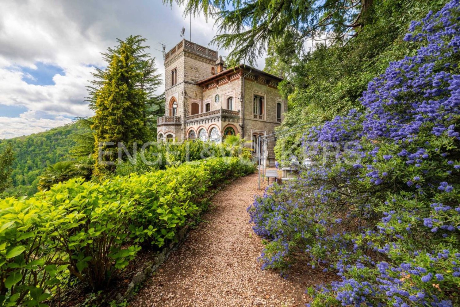 5 bedrooms Villa in Varese, Italy No. 63824