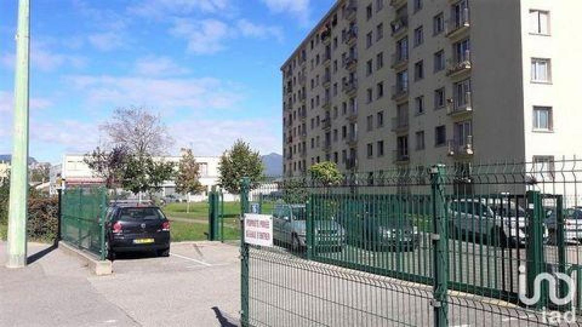 Laden in Sassenage, France 16m², Nr. 20934