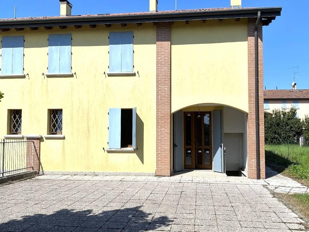 6 rooms Villa in Finale Emilia, Italy No. 37294